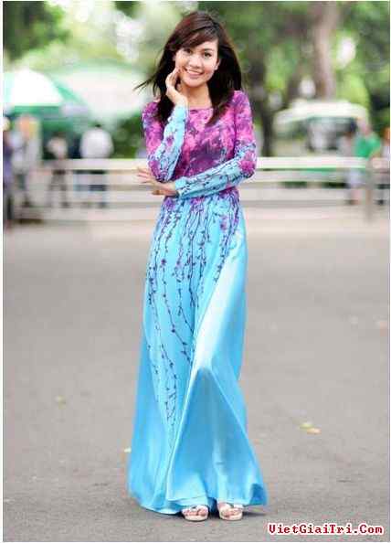 Vải áo dài là biểu tượng của sự đẹp và truyền thống Việt Nam. Kiêu sa, thanh lịch và hiện đại ở cùng một thời điểm, áo dài là trang phục phù hợp cho các dịp lễ tết hay các buổi tiệc trang trọng. Hãy cùng chiêm ngưỡng những bộ áo dài thướt tha, tinh tế và sang trọng.